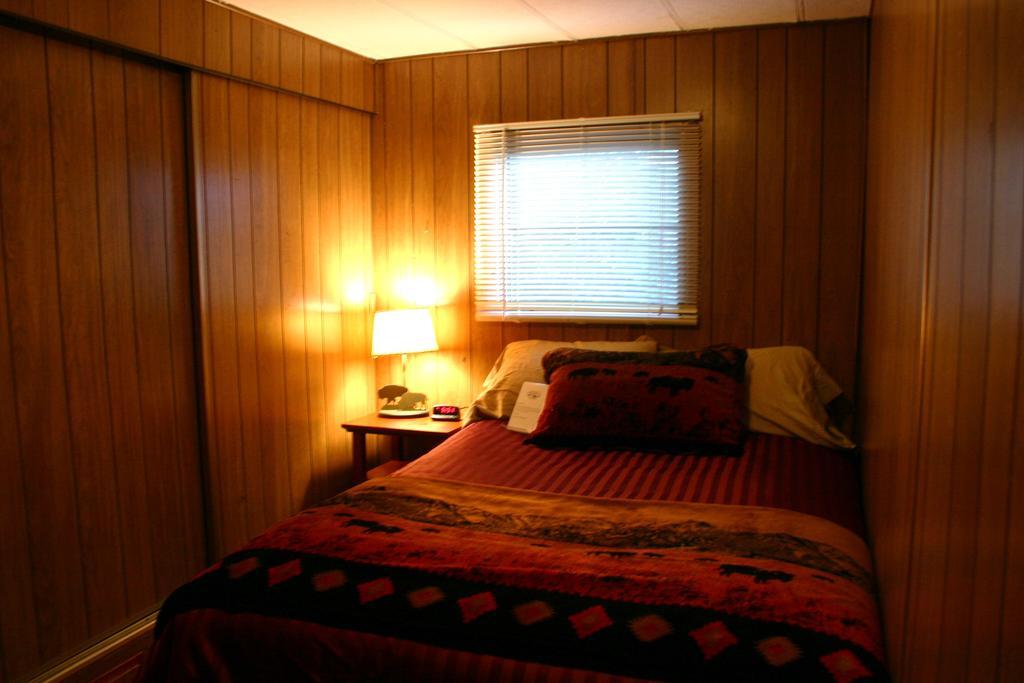 Yellowstone Wildlife Cabins เวสต์เยลโลว์สโตน ภายนอก รูปภาพ