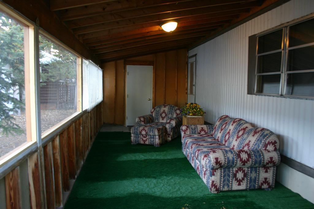 Yellowstone Wildlife Cabins เวสต์เยลโลว์สโตน ภายนอก รูปภาพ