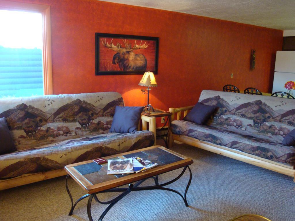 Yellowstone Wildlife Cabins เวสต์เยลโลว์สโตน ภายนอก รูปภาพ