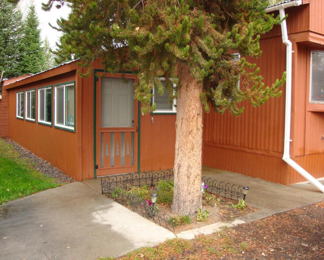 Yellowstone Wildlife Cabins เวสต์เยลโลว์สโตน ภายนอก รูปภาพ