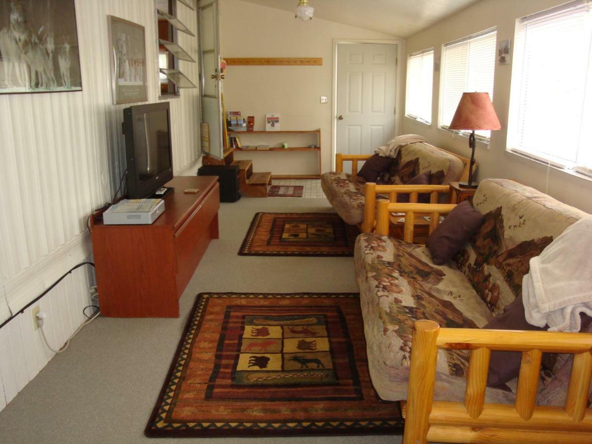 Yellowstone Wildlife Cabins เวสต์เยลโลว์สโตน ภายนอก รูปภาพ
